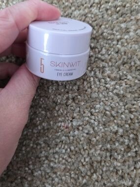 Skin Skinwit Eye Cream - White and Gold Accents